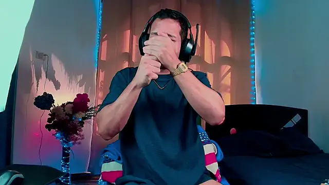 Snapshot of LucasGaeel chatting on October 16, 2025, 8:10 pm LucasGaeel online show from October 16, 2025, 8:10 pm