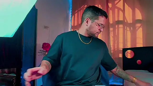 Snapshot of LucasGaeel chatting on November 4, 2025, 8:19 pm LucasGaeel online show from November 4, 2025, 8:19 pm