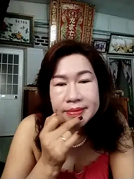 Snapshot of Tyty_xx chatting on October 3, 2025, 11:46 pm Tyty xx online show from October 3, 2025, 11:46 pm