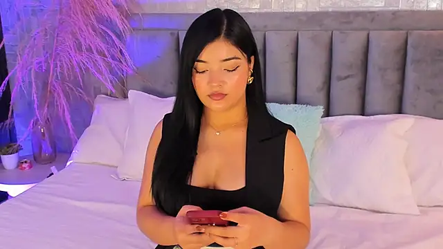 Snapshot of EmmaBlossom chatting on November 7, 2025, 7:14 pm EmmaBlossom online show from November 7, 2025, 7:14 pm