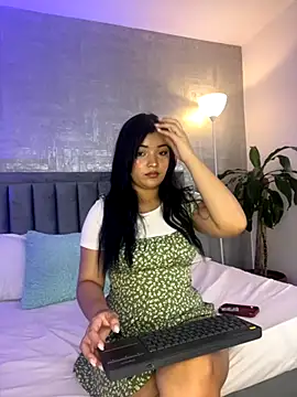 Snapshot of EmmaBlossom chatting on November 17, 2025, 7:19 pm EmmaBlossom online show from November 17, 2025, 7:19 pm