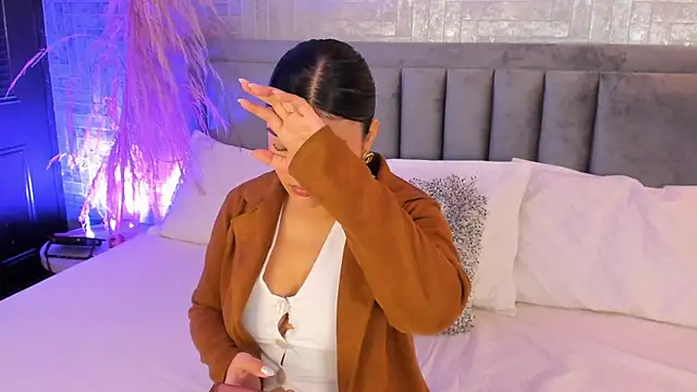 Snapshot of EmmaBlossom chatting on November 24, 2025, 7:02 pm EmmaBlossom online show from November 24, 2025, 7:02 pm