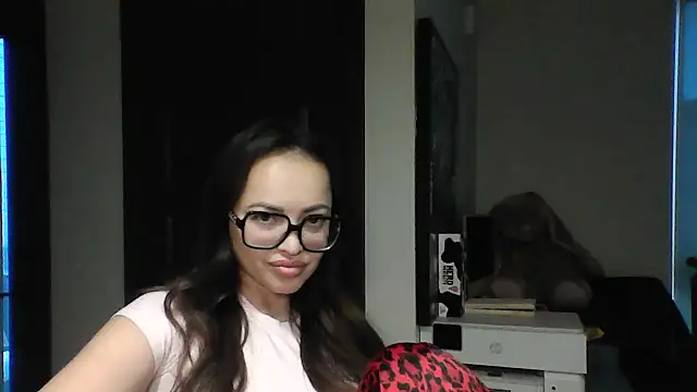 Snapshot of Elyrisse chatting on October 25, 2025, 11:54 pm Elyrisse online show from October 25, 2025, 11:54 pm