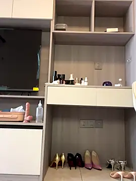 Snapshot of POS001 chatting on December 4, 2025, 6:23 am POS001 online show from December 4, 2025, 6:23 am