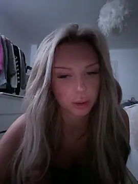 blondeeee online show from December 16, 2025, 5:29 pm