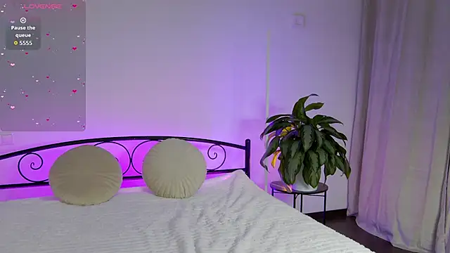 KariDollar online show from December 3, 2025, 6:43 am