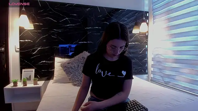 Snapshot of ZOE_LE chatting on October 21, 2025, 11:44 am ZOE LE online show from October 21, 2025, 11:44 am