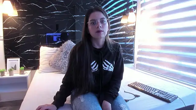 Snapshot of ZOE_LE chatting on October 24, 2025, 11:39 am ZOE LE online show from October 24, 2025, 11:39 am