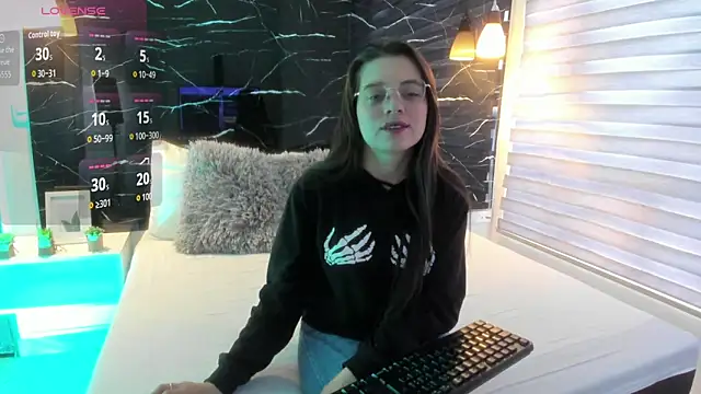 Snapshot of ZOE_LE chatting on November 4, 2025, 11:53 am ZOE LE online show from November 4, 2025, 11:53 am