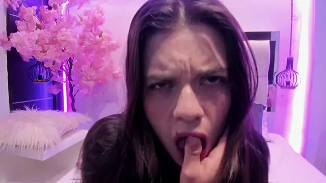 Snapshot of ZOE_LE chatting on November 18, 2025, 11:47 am ZOE LE online show from November 18, 2025, 11:47 am