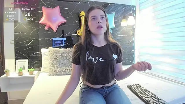 Snapshot of ZOE_LE chatting on December 2, 2025, 11:37 am ZOE LE online show from December 2, 2025, 11:37 am