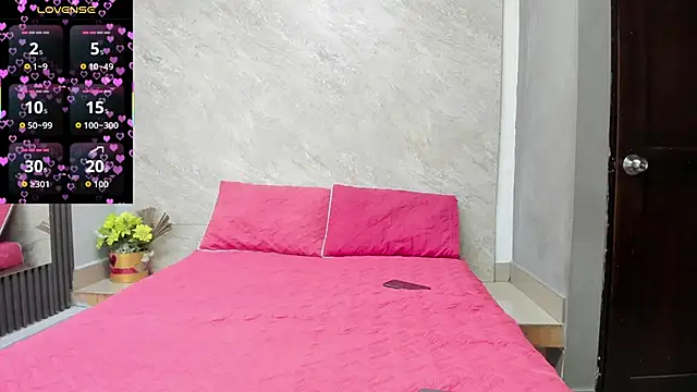 Chanel-munoz online show from November 15, 2025, 1:36 am