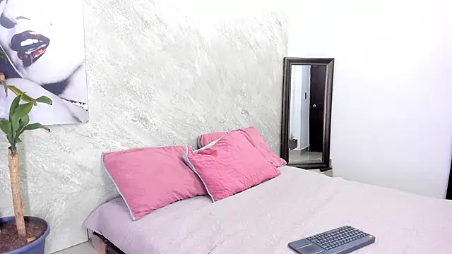 Chanel-munoz online show from November 30, 2025, 4:05 am