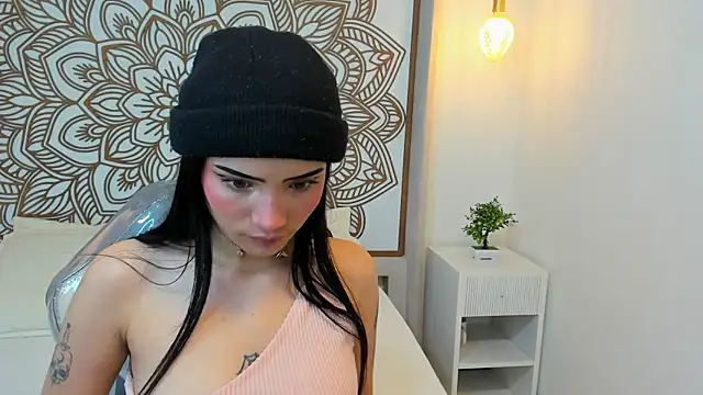 Snapshot of Daphne_Nicolle chatting on October 10, 2025, 8:52 pm Daphne Nicolle online show from October 10, 2025, 8:52 pm