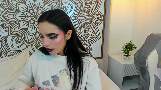 Snapshot of Daphne_Nicolle chatting on October 18, 2025, 2:18 pm Daphne Nicolle online show from October 18, 2025, 2:18 pm