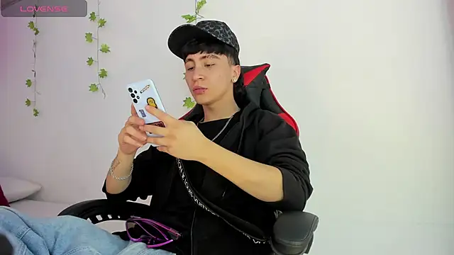 XaanderGrey online show from December 13, 2025, 7:53 pm