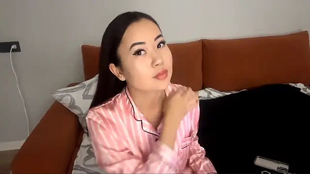 Snapshot of Ur_neighbor_Kira chatting on November 6, 2025, 1:12 pm Ur neighbor Kira online show from November 6, 2025, 1:12 pm