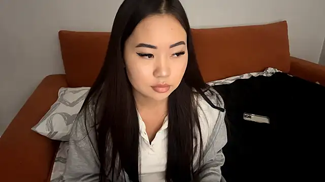 Snapshot of Ur_neighbor_Kira chatting on November 7, 2025, 2:39 pm Ur neighbor Kira online show from November 7, 2025, 2:39 pm