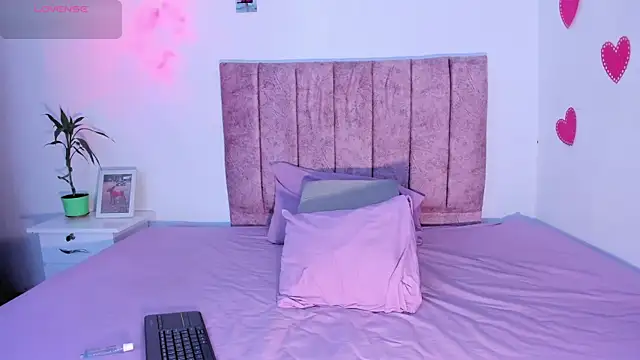 Snapshot of Mila_1wood chatting on November 6, 2025, 8:10 pm Mila 1wood online show from November 6, 2025, 8:10 pm