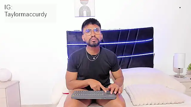 Taylormaccurdy  online show from November 26, 2025, 2:07 pm