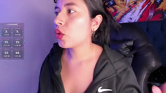 Snapshot of violet_blaze chatting on November 30, 2025, 6:28 am violet blaze online show from November 30, 2025, 6:28 am