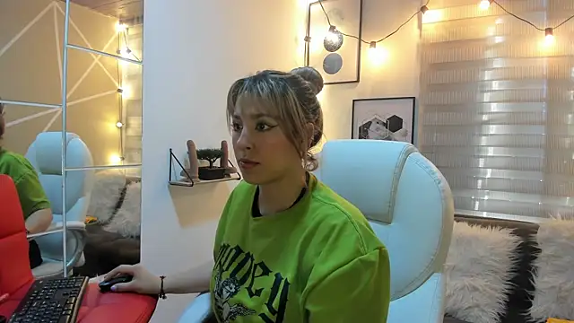 sophialyh 1 online show from November 27, 2025, 12:29 pm