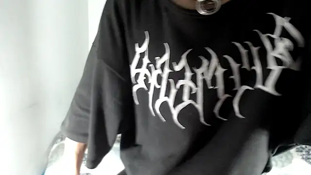 Kuregari xs online show from December 15, 2025, 1:43 am