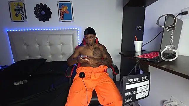 Snapshot of DiegoXL111 chatting on October 4, 2025, 4:32 am DiegoXL111 online show from October 4, 2025, 4:32 am