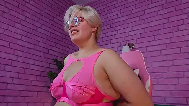 Snapshot of DominiqueSweetie chatting on October 15, 2025, 9:20 am DominiqueSweetie online show from October 15, 2025, 9:20 am