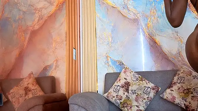 Nahomy Smiths aws online show from October 21, 2025, 9:37 pm