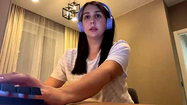 Snapshot of RoseRossi chatting on October 6, 2025, 11:18 am RoseRossi online show from October 6, 2025, 11:18 am