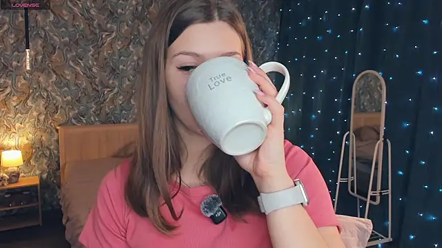 Snapshot of MondoNeko chatting on December 5, 2025, 7:06 am MondoNeko online show from December 5, 2025, 7:06 am