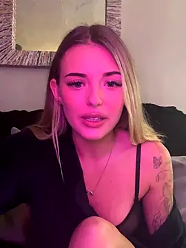 Snapshot of EllieEllxx chatting on October 10, 2025, 10:03 am EllieEllxx online show from October 10, 2025, 10:03 am