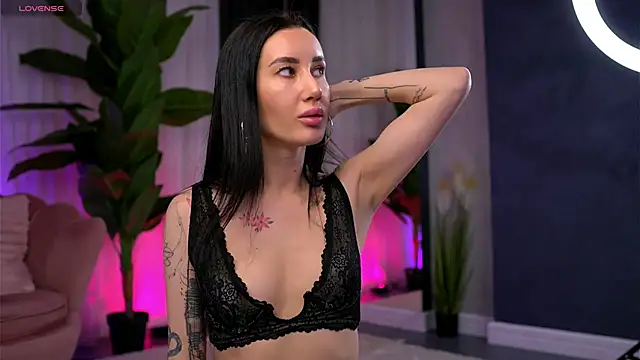 SerenaVelour online show from November 17, 2025, 10:43 am