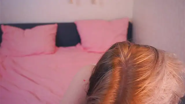 Snapshot of EviaVanveen chatting on December 4, 2025, 7:39 am EviaVanveen online show from December 4, 2025, 7:39 am