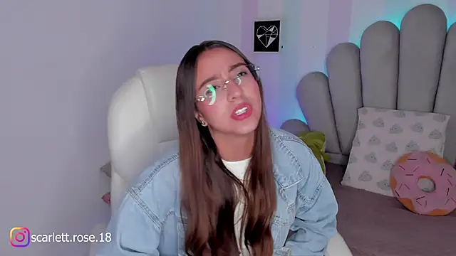 Snapshot of scarlett_rose_1 chatting on October 15, 2025, 3:01 pm scarlett rose 1 online show from October 15, 2025, 3:01 pm