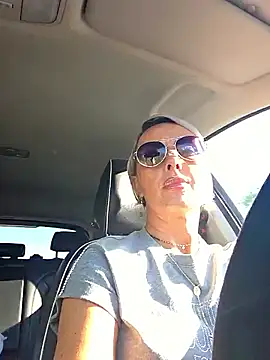 Snapshot of KirraWhite chatting on October 20, 2025, 12:27 pm KirraWhite online show from October 20, 2025, 12:27 pm