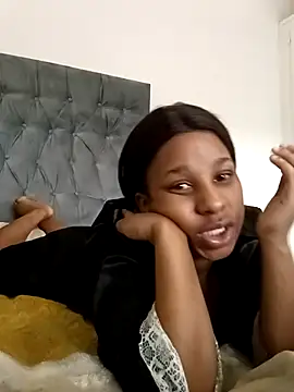 Snapshot of MissBubbles04 chatting on October 12, 2025, 7:07 am MissBubbles04 online show from October 12, 2025, 7:07 am