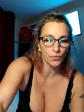 Fifi83Bell online show from December 18, 2025, 6:47 pm