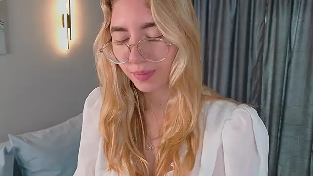 Snapshot of KatherineWill chatting on October 19, 2025, 2:18 pm KatherineWill online show from October 19, 2025, 2:18 pm