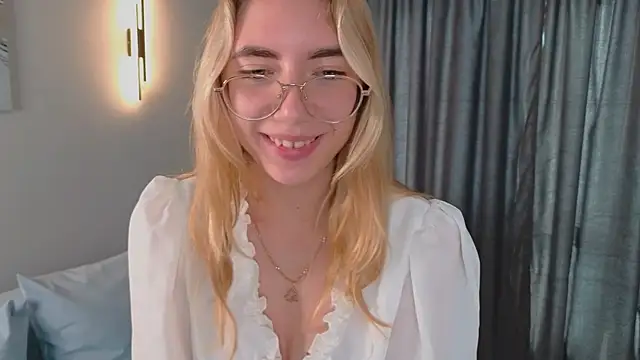 Snapshot of KatherineWill chatting on October 22, 2025, 12:16 pm KatherineWill online show from October 22, 2025, 12:16 pm