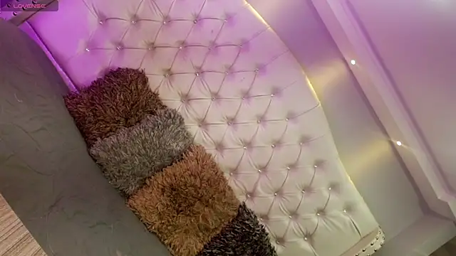 Miranda Collins online show from October 26, 2025, 3:56 am