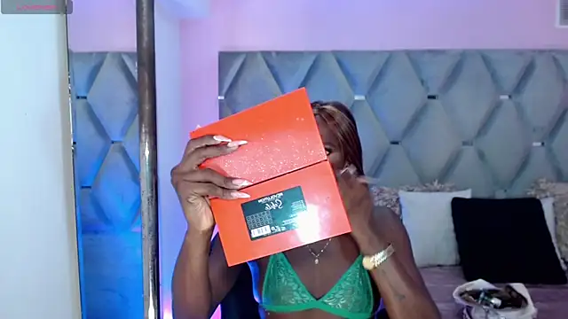 Miranda Collins online show from November 17, 2025, 10:54 am