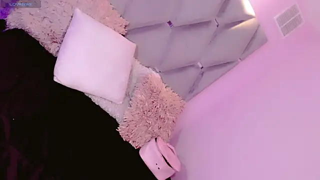 Snapshot of Saraa_Jone chatting on December 5, 2025, 4:21 am Saraa Jone online show from December 5, 2025, 4:21 am