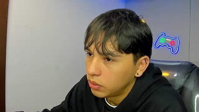 Snapshot of StiwenTwink chatting on October 27, 2025, 2:32 pm StiwenTwink online show from October 27, 2025, 2:32 pm