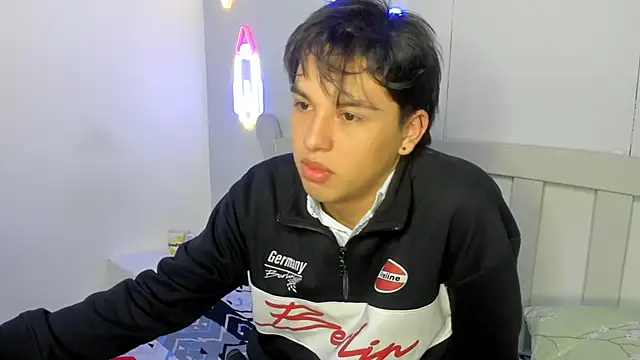 Snapshot of StiwenTwink chatting on October 31, 2025, 12:06 pm StiwenTwink online show from October 31, 2025, 12:06 pm