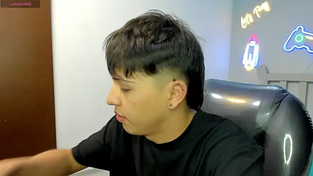 Snapshot of StiwenTwink chatting on November 8, 2025, 2:17 pm StiwenTwink online show from November 8, 2025, 2:17 pm