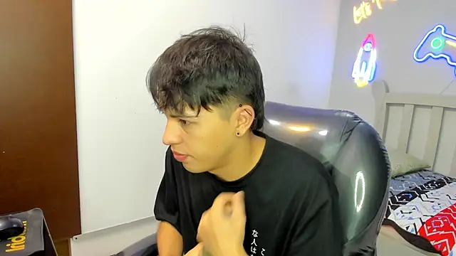 Snapshot of StiwenTwink chatting on November 14, 2025, 2:05 pm StiwenTwink online show from November 14, 2025, 2:05 pm