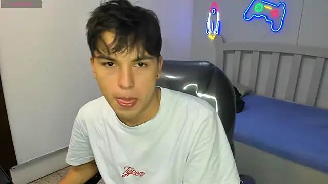 Snapshot of StiwenTwink chatting on November 18, 2025, 4:55 pm StiwenTwink online show from November 18, 2025, 4:55 pm