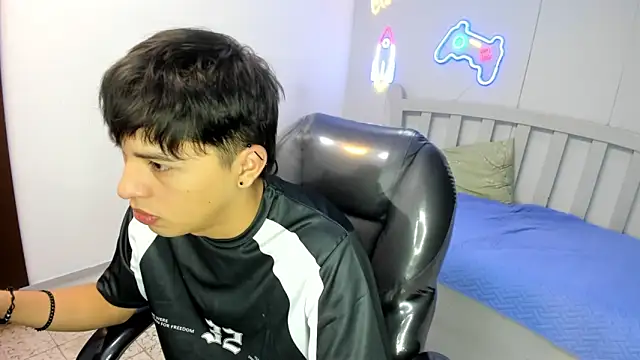 Snapshot of StiwenTwink chatting on November 21, 2025, 4:05 pm StiwenTwink online show from November 21, 2025, 4:05 pm